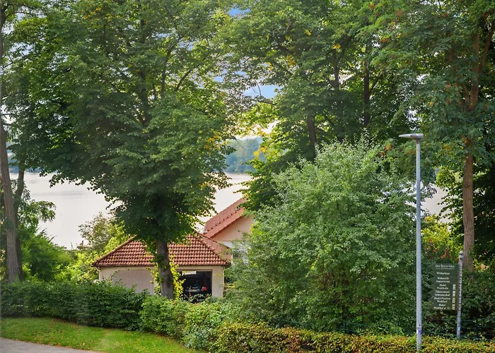 Maisuites Sperling - Zentrale Mit Boxspringbett, Kaffeevollautomat, Wlan & Seitlichem Seeblick Appartamento Mölln